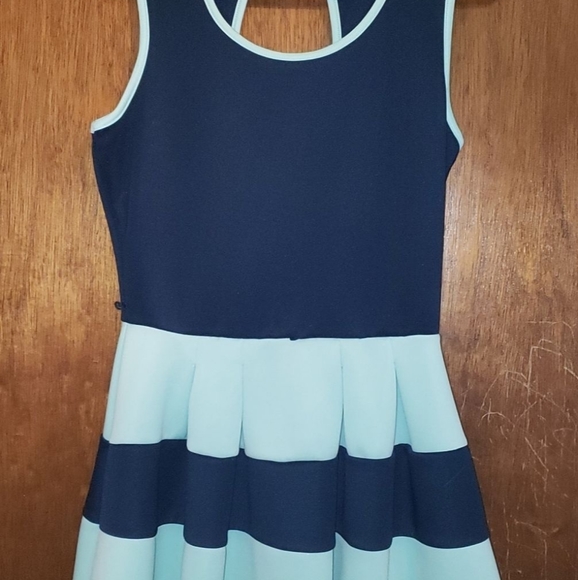 Gently used dresses - Picture 4 of 8